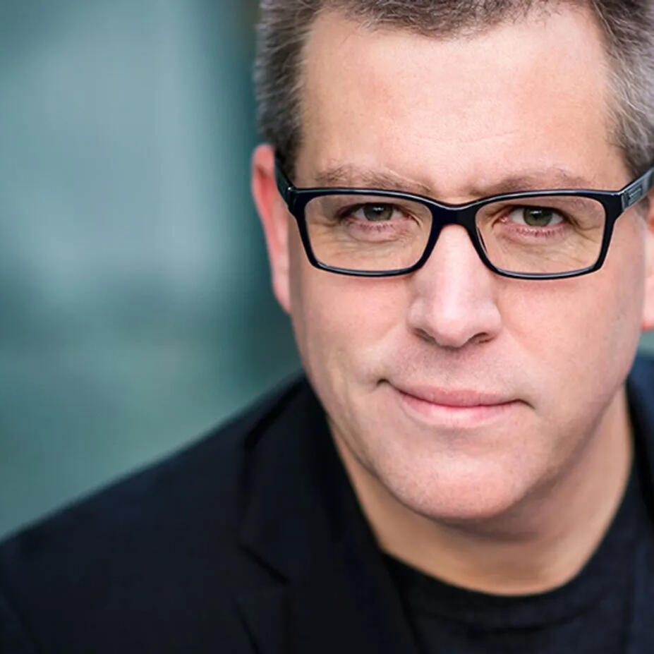 Peter Shankman: a white man with slightly grey hair and dark black glasses looking at the camera sharing insightful parenting advice on the A-Parently parenting podcast.